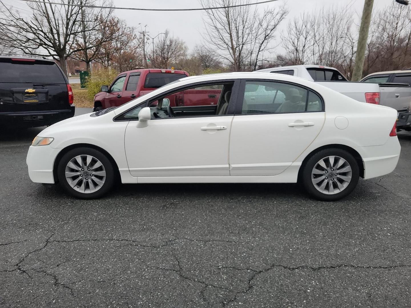 2011 Taffeta White - WH /Gray - GR Honda Civic Sdn EX (2HGFA1F85BH) with an 1.8L SOHC MPFI 16-valve i-VTEC I4 engine engine, located at 50 Eastern Blvd., Essex, MD, 21221, (410) 686-3444, 39.304367, -76.484947 - Experience style, performance, and value with this 2011 Honda Civic Sdn. Coated in a sleek white exterior, this Honda Civic articulates class and sophistication. A beacon of efficiency, it offers powerful performance while still delivering impressive fuel efficiency. Detailed with a well-maintained - Photo#6