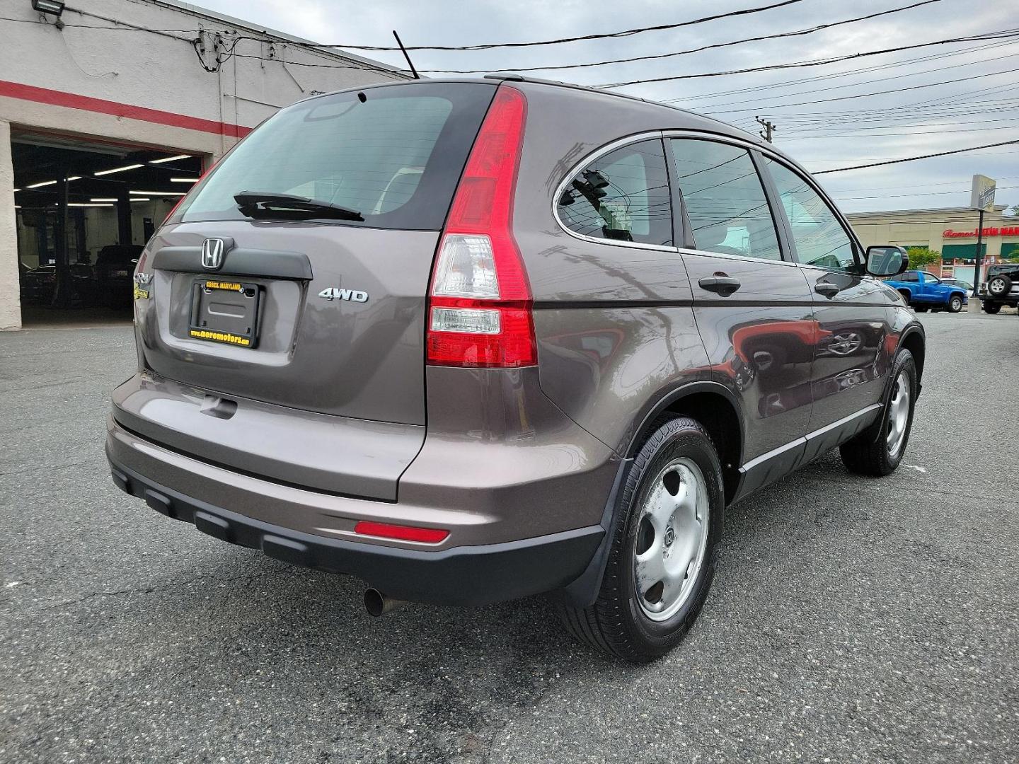 2010 Urban Titanium Metallic - BR /Black - BK Honda CR-V LX (5J6RE4H3XAL) with an 2.4L DOHC MPFI 16-valve i-VTEC I4 engine engine, located at 50 Eastern Blvd., Essex, MD, 21221, (410) 686-3444, 39.304367, -76.484947 - Unleash the power of versatility with this 2010 Honda CR-V LX 4WD. Dressed in an Urban Titanium Metallic exterior and a sleek Black interior, this car embodies style and sophistication. Under the hood, you'll find a robust 2.4L DOHC MPFI 16-Valve i-VTEC I4 engine that delivers dynamic performance an - Photo#3