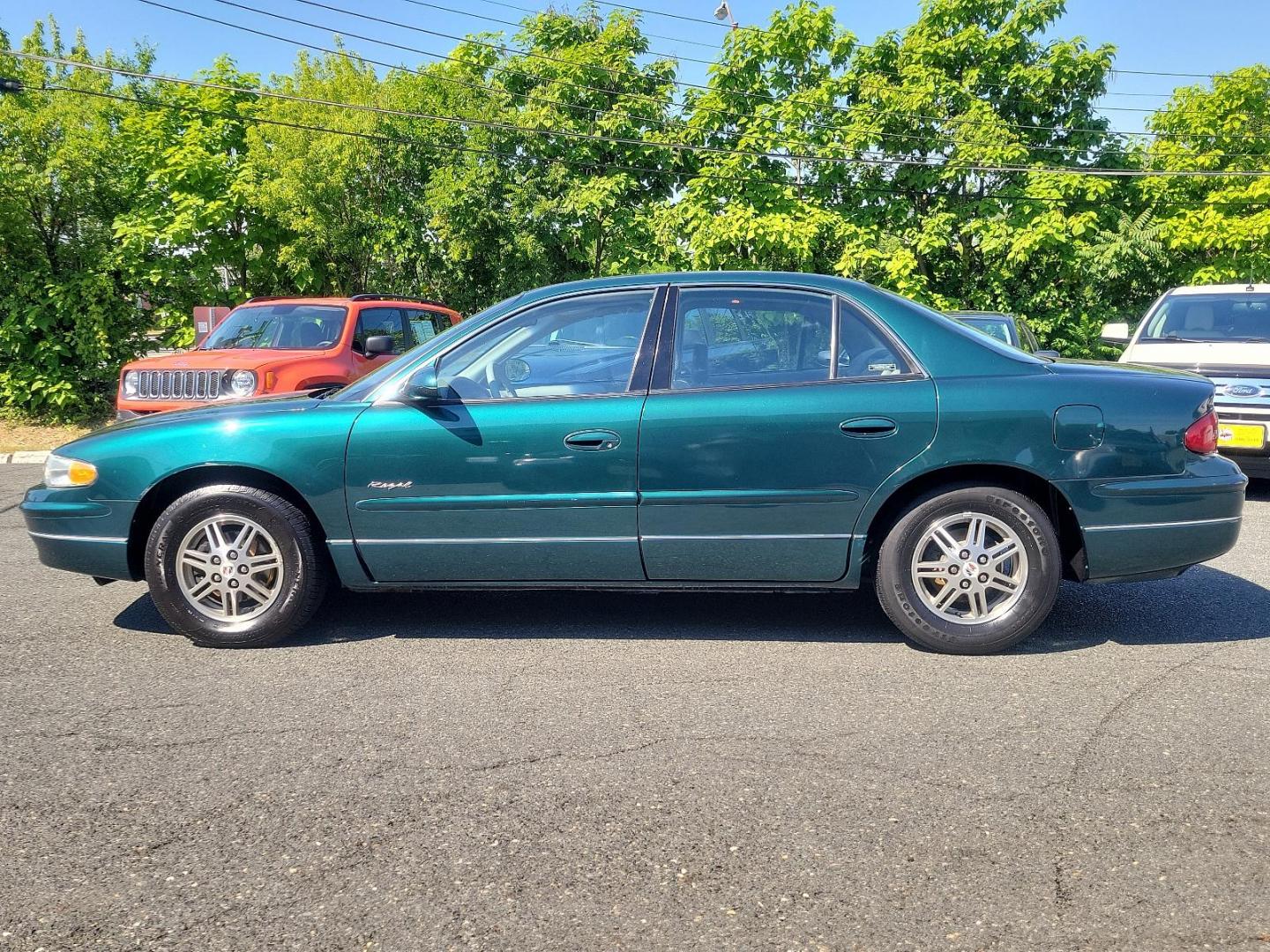 2000 Jasper Green Metallic - 56U /Medium Gray - 14 Buick Regal LS (2G4WB52KXY1) with an 3.8L (231) SFI V6 3800 SERIES II ENGINE engine, located at 50 Eastern Blvd., Essex, MD, 21221, (410) 686-3444, 39.304367, -76.484947 - Presenting the elegant 2000 Buick Regal LS 4dr, finished in a majestic Jasper Green Metallic - 56u exterior, complemented by a sophisticated Medium Gray - 14 interior, exuding an undeniable timeless charm. In its heart, lies an impressive 3.8L (231) SFI V6 3800 Series II engine, merging power and pe - Photo#6