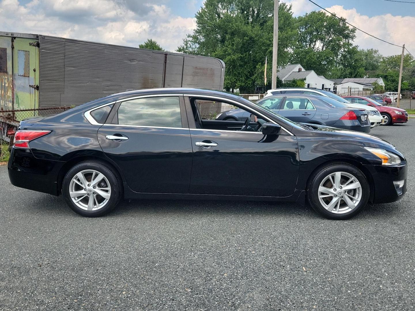 2014 Super Black - KH3 /Charcoal - G Nissan Altima 2.5 SV (1N4AL3AP9EC) with an Engine: 2.5L DOHC 16-Valve I-4 engine, located at 50 Eastern Blvd., Essex, MD, 21221, (410) 686-3444, 39.304367, -76.484947 - Step into the realm of reliability and efficiency with this splendid 2014 Nissan Altima 2.5 SV. This four-door sedan houses a 2.5L DOHC 16-Valve I-4 engine under its hood, promising standout performance and fuel efficiency. Painted in a striking super black exterior, the transeasonal hue exhibits a - Photo#6