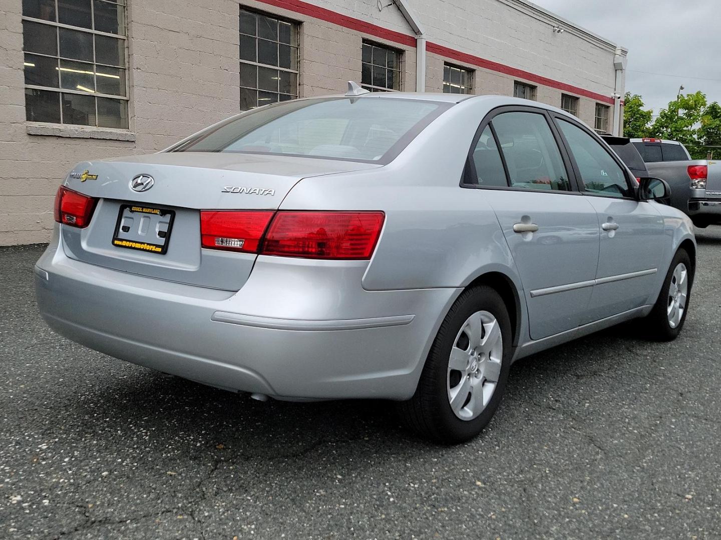 2010 Radiant Silver - SM /Gray - U7 Hyundai Sonata GLS PZEV (5NPET4ACXAH) with an 2.4L DOHC 16-valve I4 engine engine, located at 50 Eastern Blvd., Essex, MD, 21221, (410) 686-3444, 39.304367, -76.484947 - Discover your next ride with our stunning 2010 Hyundai Sonata GLS PZEV 4-door Sedan. Its radiant silver exterior is impeccably complemented by a tasteful gray interior, delivering a sleek modern aesthetic. This car is equipped with a robust 2.4L DOHC 16-valve i4 engine which promises an exhilarating - Photo#5