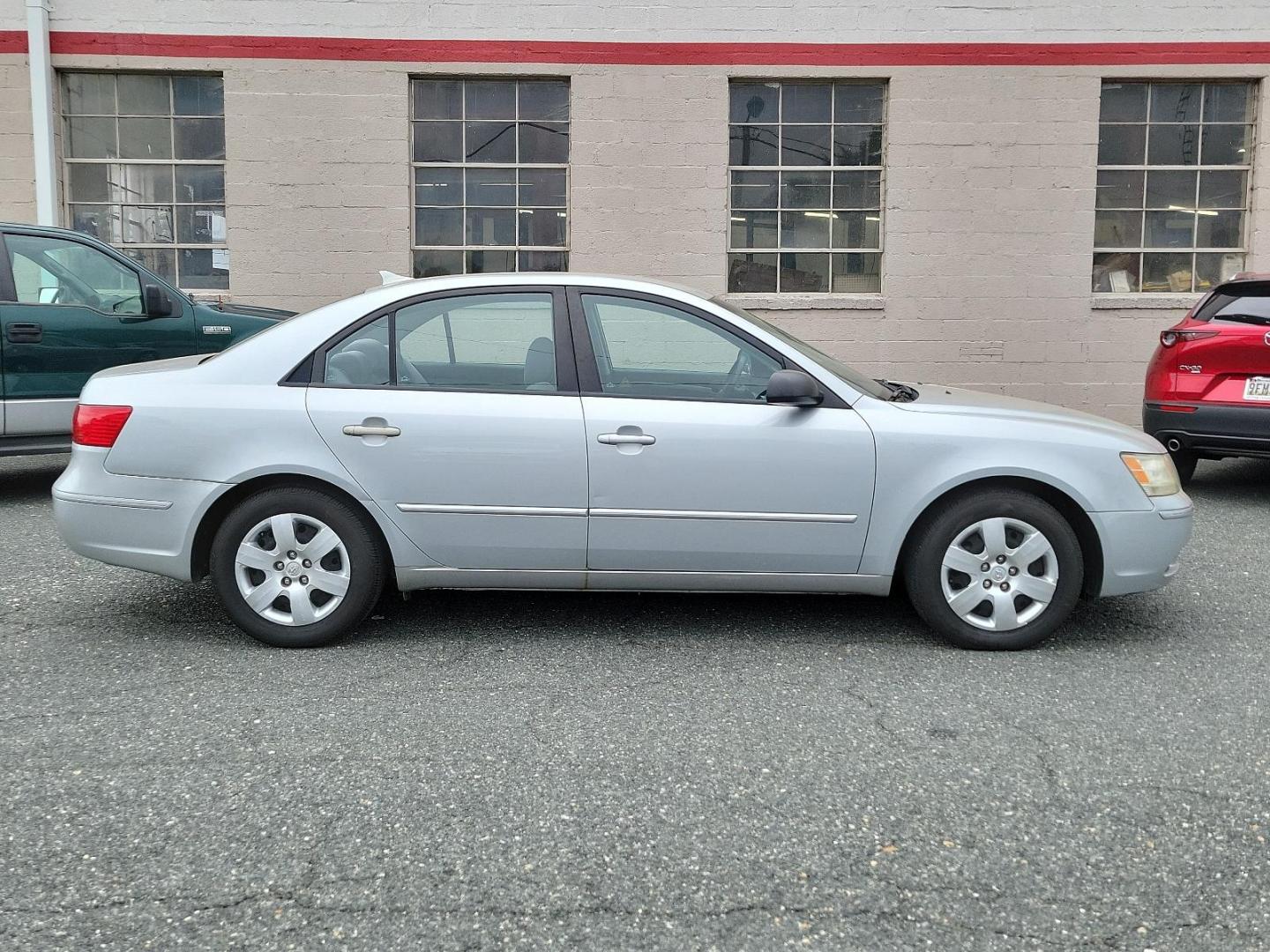 2010 Radiant Silver - SM /Gray - U7 Hyundai Sonata GLS PZEV (5NPET4ACXAH) with an 2.4L DOHC 16-valve I4 engine engine, located at 50 Eastern Blvd., Essex, MD, 21221, (410) 686-3444, 39.304367, -76.484947 - Discover your next ride with our stunning 2010 Hyundai Sonata GLS PZEV 4-door Sedan. Its radiant silver exterior is impeccably complemented by a tasteful gray interior, delivering a sleek modern aesthetic. This car is equipped with a robust 2.4L DOHC 16-valve i4 engine which promises an exhilarating - Photo#6