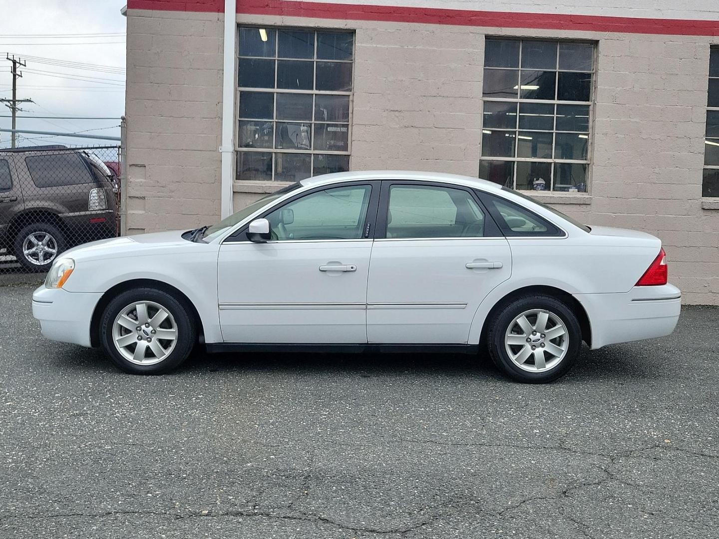 2005 Oxford White - YZ /Pebble Tan - 7 Ford Five Hundred SEL (1FAFP24175G) with an 3.0L DOHC SMPI 24-VALVE V6 DURATEC ENGINE engine, located at 50 Eastern Blvd., Essex, MD, 21221, (410) 686-3444, 39.304367, -76.484947 - Experience the perfect blend of comfort and performance with this 2005 Ford Five Hundred SEL 4dr sedan. The pristine white exterior displays a modern charm while its 3.0L DOHC SMPI 24-valve V6 Duratec engine ensures reliable performance. The Four-Door SEL model combines practicality with style, perf - Photo#6