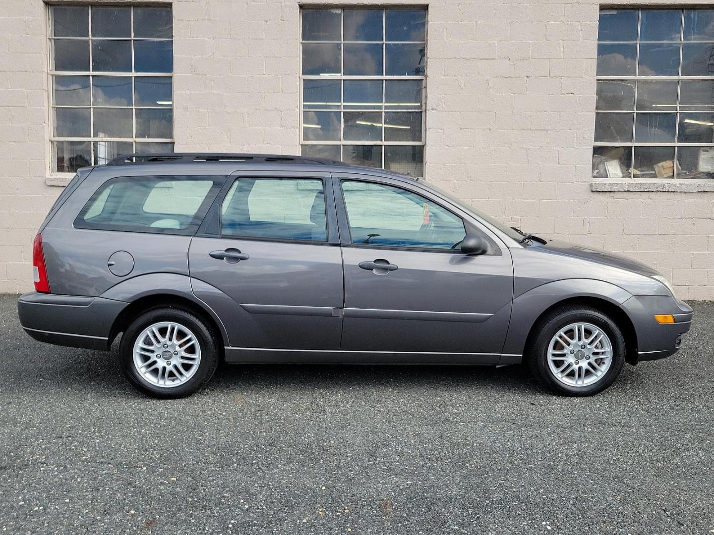 2007 Liquid Grey Metallic - CX /Dark Pebble/Light Pebble - P Ford Focus SES (1FAHP36N67W) with an 2.0L DOHC SMPI I4 DURATEC 20E ENGINE engine, located at 50 Eastern Blvd., Essex, MD, 21221, (410) 686-3444, 39.304367, -76.484947 - Step into excellent driving performance with this superb 2007 Ford Focus SES 4DR WGN SES *ltd avail*. Radiating in a stylish Liquid Grey Metallic - CX exterior, this vehicle boasts an immaculate Dark Pebble/Light Pebble - P interior that complements its overall aesthetic appeal. Powered by a robust - Photo#6