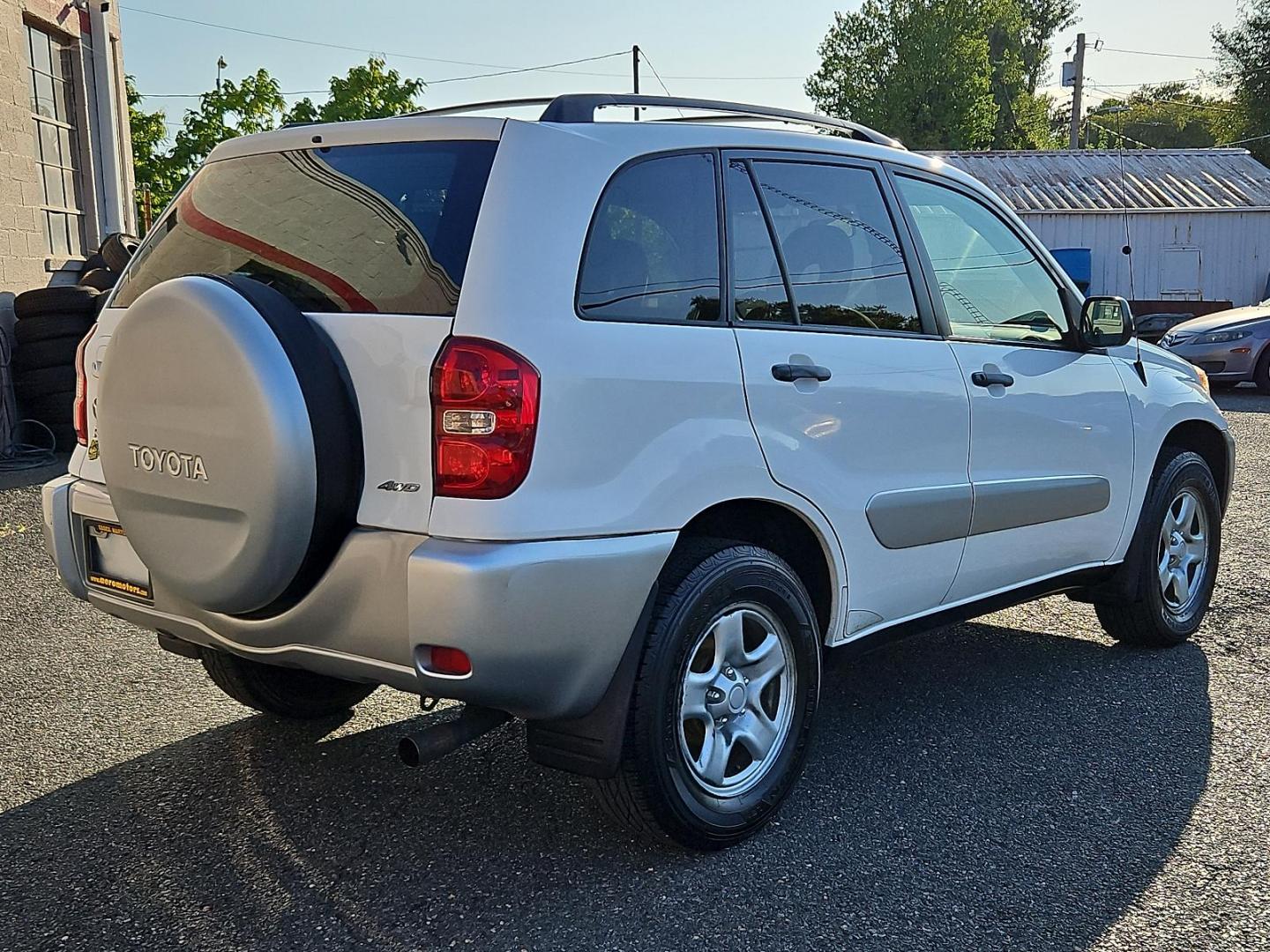 2005 Frosted White Pearl - 064 /Dark Charcoal - 11 Toyota RAV4 (JTEHD20V956) with an 2.4L DOHC SFI 16-valve VVT-i 4-cyl engine engine, located at 50 Eastern Blvd., Essex, MD, 21221, (410) 686-3444, 39.304367, -76.484947 - Enhance your driving experience with this impeccable 2005 Toyota RAV4, a 4-door automatic, featuring a sophisticated 4WD (natl). This efficient SUV stands out with its stunning Frosted White Pearl (064) exterior perfectly contrasted by a refined Dark Charcoal (11) interior. Under the hood, you'll fi - Photo#3