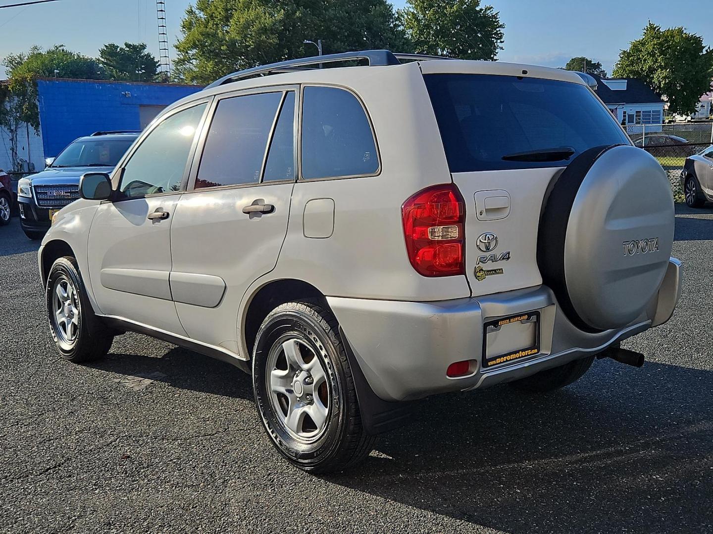 2005 Frosted White Pearl - 064 /Dark Charcoal - 11 Toyota RAV4 (JTEHD20V956) with an 2.4L DOHC SFI 16-valve VVT-i 4-cyl engine engine, located at 50 Eastern Blvd., Essex, MD, 21221, (410) 686-3444, 39.304367, -76.484947 - Enhance your driving experience with this impeccable 2005 Toyota RAV4, a 4-door automatic, featuring a sophisticated 4WD (natl). This efficient SUV stands out with its stunning Frosted White Pearl (064) exterior perfectly contrasted by a refined Dark Charcoal (11) interior. Under the hood, you'll fi - Photo#5