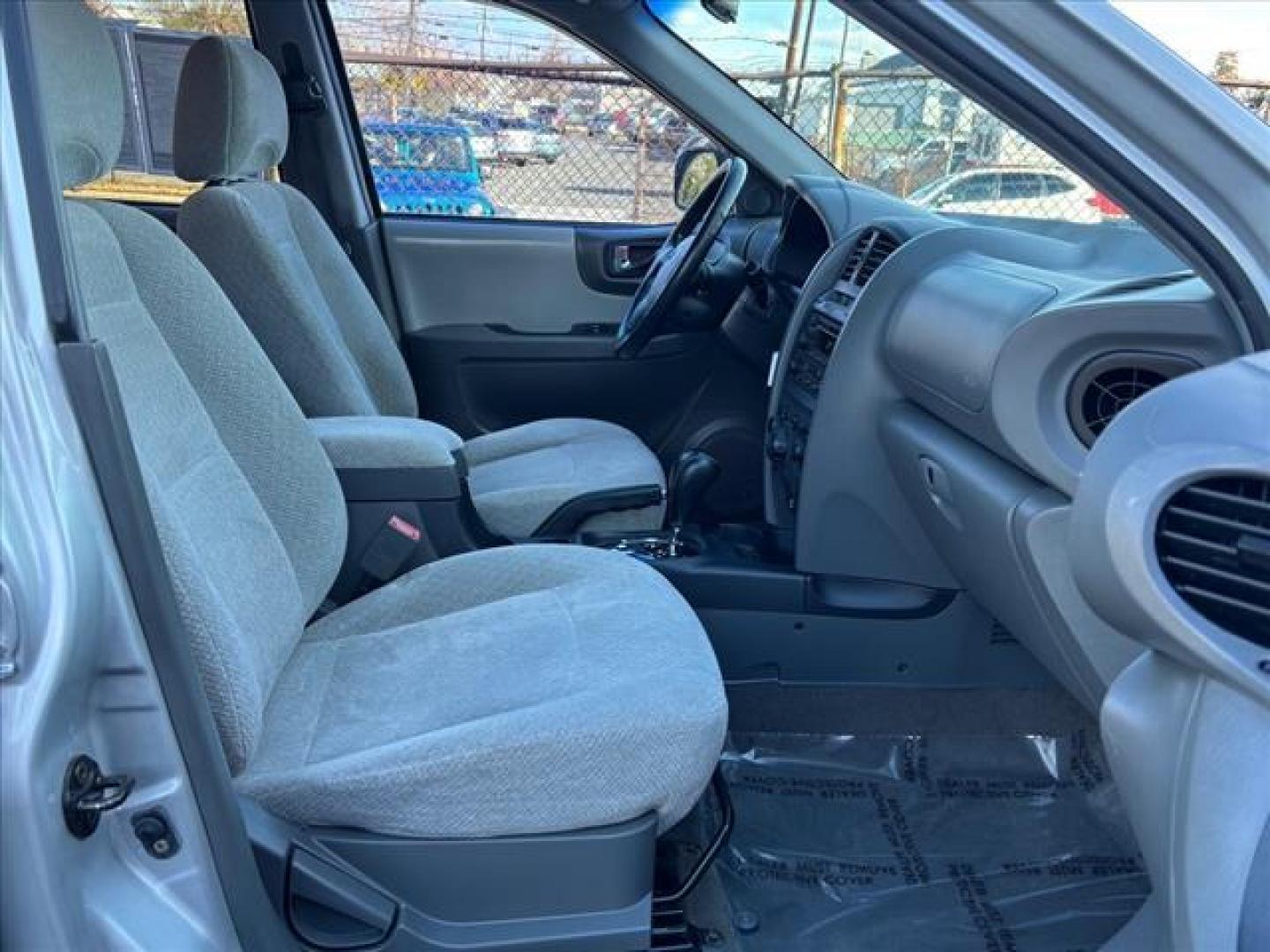 2005 Silver Hyundai SANTA FE GLS (KM8SC73D15U) with an 2.7L 6 Cylinder Fuel Injected engine, 4X4 transmission, located at 50 Eastern Blvd., Essex, MD, 21221, (410) 686-3444, 39.304367, -76.484947 - Photo#17