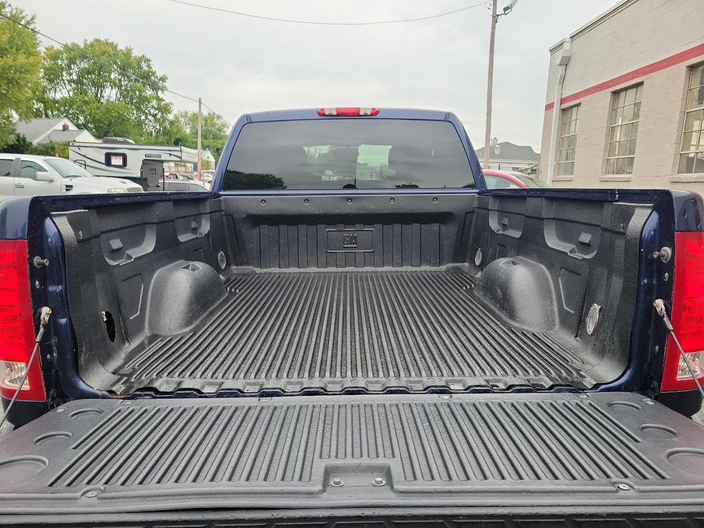 2009 Midnight Blue Metallic - 37U /Ebony - 193 GMC Sierra 1500 SLE (1GTEC29J49Z) with an ENGINE, VORTEC 5.3L V8 SFI WITH ACTIVE FUEL MANAGEMENT (315 HP [234.9 KW] @ 5200 RPM, 338 LB-FT OF TORQUE [456.3 NM] @ 4400 RPM), IRON BLOCK engine, located at 50 Eastern Blvd., Essex, MD, 21221, (410) 686-3444, 39.304367, -76.484947 - Experience the remarkable blend of power and elegance with this 2009 GMC Sierra 1500 SLE! Resplendent in a striking Midnight Blue Metallic exterior, it commands attention at every turn. Inside, its ebony interior exudes class and lavish comfort. Under the hood, it packs a Vortec 5.3L V8 SFI engine w - Photo#21