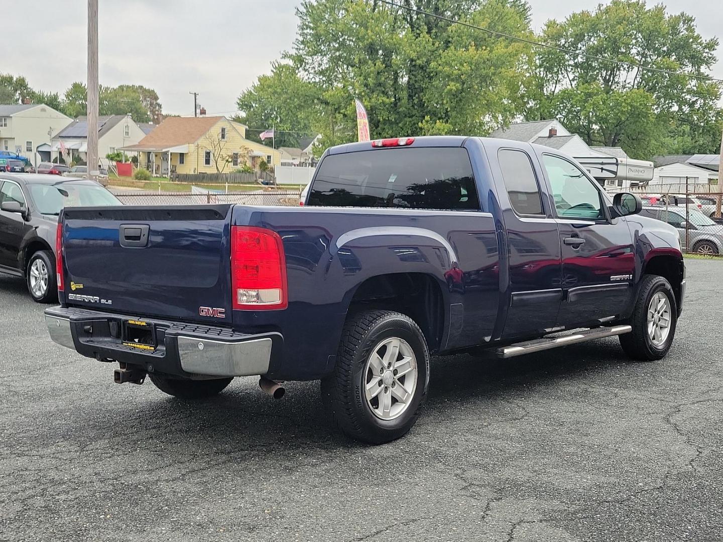 2009 Midnight Blue Metallic - 37U /Ebony - 193 GMC Sierra 1500 SLE (1GTEC29J49Z) with an ENGINE, VORTEC 5.3L V8 SFI WITH ACTIVE FUEL MANAGEMENT (315 HP [234.9 KW] @ 5200 RPM, 338 LB-FT OF TORQUE [456.3 NM] @ 4400 RPM), IRON BLOCK engine, located at 50 Eastern Blvd., Essex, MD, 21221, (410) 686-3444, 39.304367, -76.484947 - Experience the remarkable blend of power and elegance with this 2009 GMC Sierra 1500 SLE! Resplendent in a striking Midnight Blue Metallic exterior, it commands attention at every turn. Inside, its ebony interior exudes class and lavish comfort. Under the hood, it packs a Vortec 5.3L V8 SFI engine w - Photo#3