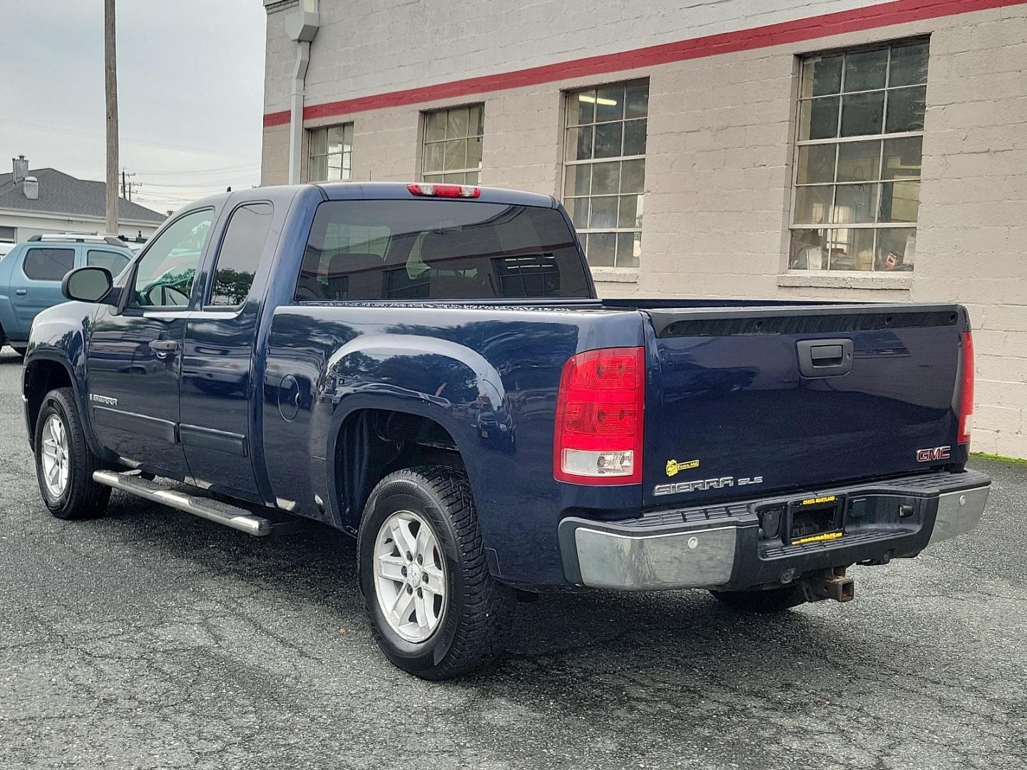 2009 Midnight Blue Metallic - 37U /Ebony - 193 GMC Sierra 1500 SLE (1GTEC29J49Z) with an ENGINE, VORTEC 5.3L V8 SFI WITH ACTIVE FUEL MANAGEMENT (315 HP [234.9 KW] @ 5200 RPM, 338 LB-FT OF TORQUE [456.3 NM] @ 4400 RPM), IRON BLOCK engine, located at 50 Eastern Blvd., Essex, MD, 21221, (410) 686-3444, 39.304367, -76.484947 - Experience the remarkable blend of power and elegance with this 2009 GMC Sierra 1500 SLE! Resplendent in a striking Midnight Blue Metallic exterior, it commands attention at every turn. Inside, its ebony interior exudes class and lavish comfort. Under the hood, it packs a Vortec 5.3L V8 SFI engine w - Photo#5