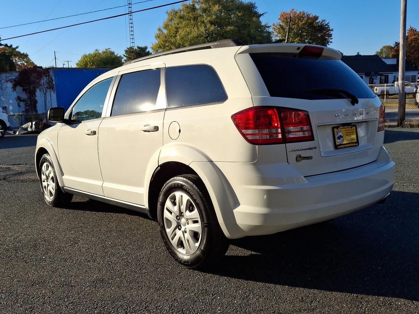 2018 Vice White - PW3 /Black - E5X9 Dodge Journey SE (3C4PDCAB7JT) with an ENGINE: 2.4L I4 DOHC 16V DUAL VVT engine, located at 50 Eastern Blvd., Essex, MD, 21221, (410) 686-3444, 39.304367, -76.484947 - Feast your eyes on the stunning 2018 Dodge Journey SE in a striking Vice White exterior, enhanced by a sleek black interior. This front-wheel-drive vehicle is powered by a robust 2.4L I4 DOHC 16V Dual VVT engine, promising an impressive performance on the road. The Journey SE embodies refined mechan - Photo#5