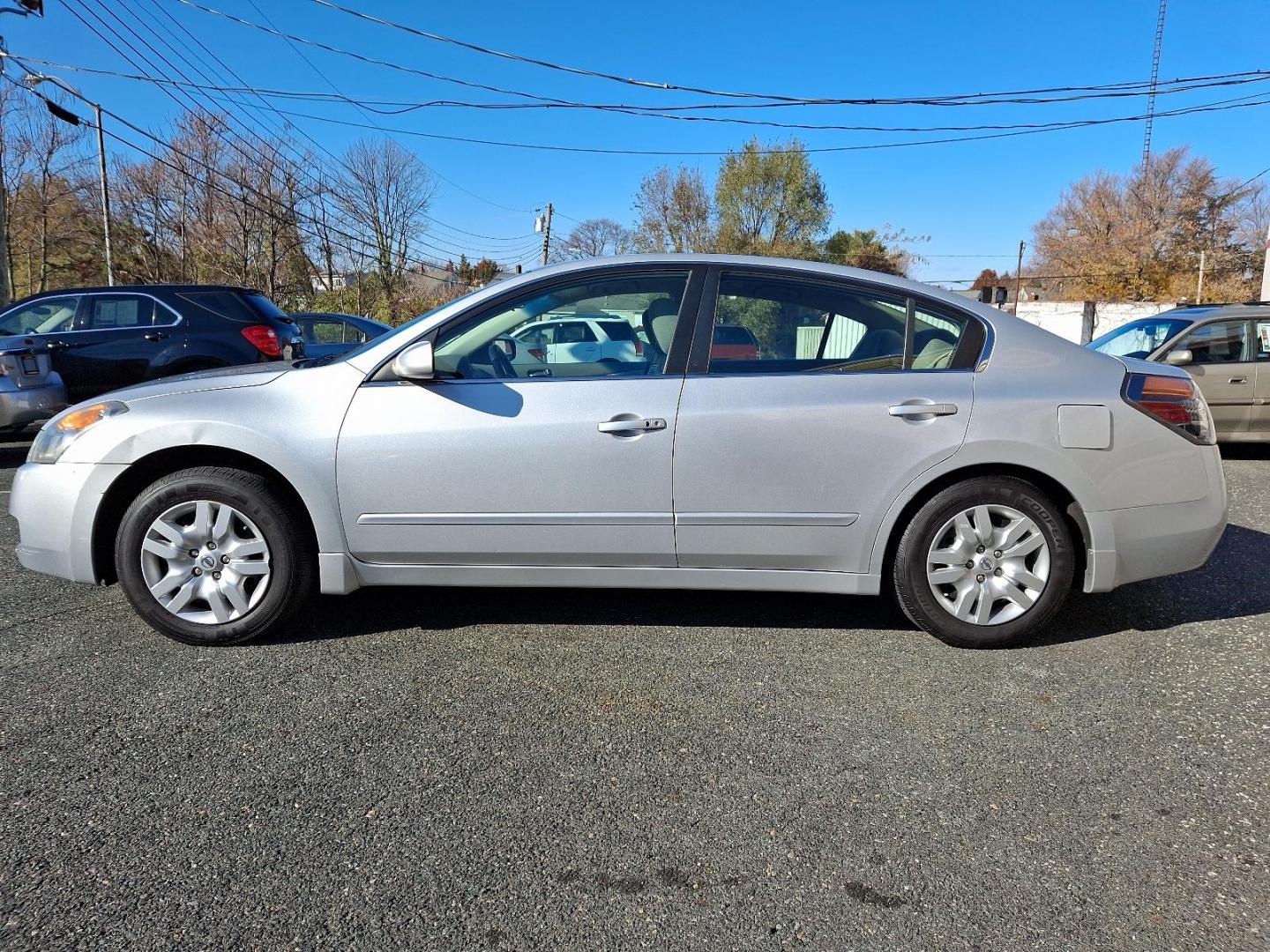 2009 Radiant Silver Metallic - K12 /Frost - K Nissan Altima 2.5 S (1N4AL21E89N) with an 2.5L DOHC 16-valve I4 engine engine, located at 50 Eastern Blvd., Essex, MD, 21221, (410) 686-3444, 39.304367, -76.484947 - Discover the perfect blend of performance and style in this 2009 Nissan Altima 2.5 S 4dr Sedan. Powered by a 2.5L DOHC 16-valve I4 engine, reliability has never looked so good. The Altima's dynamic drive is enhanced by its sleek design and radiant silver metallic exterior. Inside, a frost interior p - Photo#5