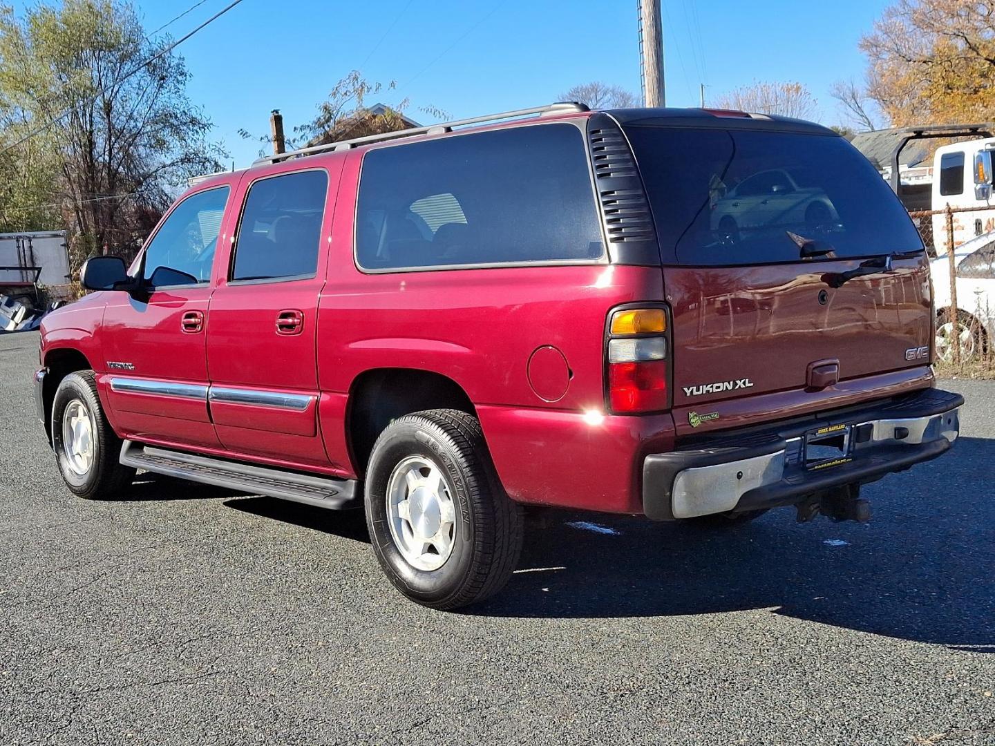 2005 Sport Red Metallic - 63U /Pewter/Dark Pewter - 92 GMC Yukon XL SLE (1GKEC16Z25J) with an ENGINE, VORTEC 5300 V8 SFI FLEX-FUEL, CAPABLE OF RUNNING ON UNLEADED OR UP TO 85% ETHANOL engine, located at 50 Eastern Blvd., Essex, MD, 21221, (410) 686-3444, 39.304367, -76.484947 - Discover the versatility and power of the 2005 GMC Yukon XL SLE, a spacious and reliable SUV designed to meet all your needs. Featuring an eye-catching Sport Red Metallic exterior paired with a sophisticated Pewter/Dark Pewter interior, this vehicle combines style with comfort. Under the hood, the - Photo#5