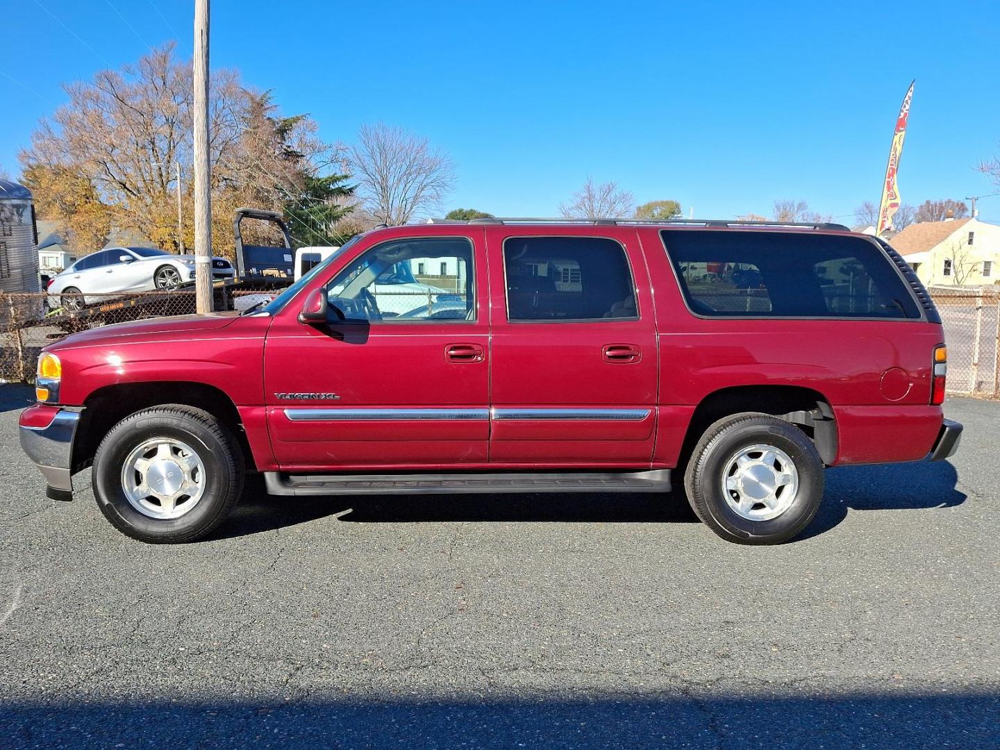 2005 Sport Red Metallic - 63U /Pewter/Dark Pewter - 92 GMC Yukon XL SLE (1GKEC16Z25J) with an ENGINE, VORTEC 5300 V8 SFI FLEX-FUEL, CAPABLE OF RUNNING ON UNLEADED OR UP TO 85% ETHANOL engine, located at 50 Eastern Blvd., Essex, MD, 21221, (410) 686-3444, 39.304367, -76.484947 - Discover the versatility and power of the 2005 GMC Yukon XL SLE, a spacious and reliable SUV designed to meet all your needs. Featuring an eye-catching Sport Red Metallic exterior paired with a sophisticated Pewter/Dark Pewter interior, this vehicle combines style with comfort. Under the hood, the - Photo#6