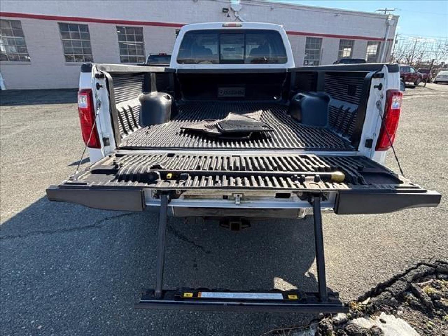 2008 Oxford White Clearcoat Ford F-250 Super Duty XLT (1FTSW21598E) with an 5.4L Triton 5.4L V8 300hp 365ft. lbs. Sequential-Port F.I. engine, Automatic transmission, located at 50 Eastern Blvd., Essex, MD, 21221, (410) 686-3444, 39.304367, -76.484947 - Photo#4