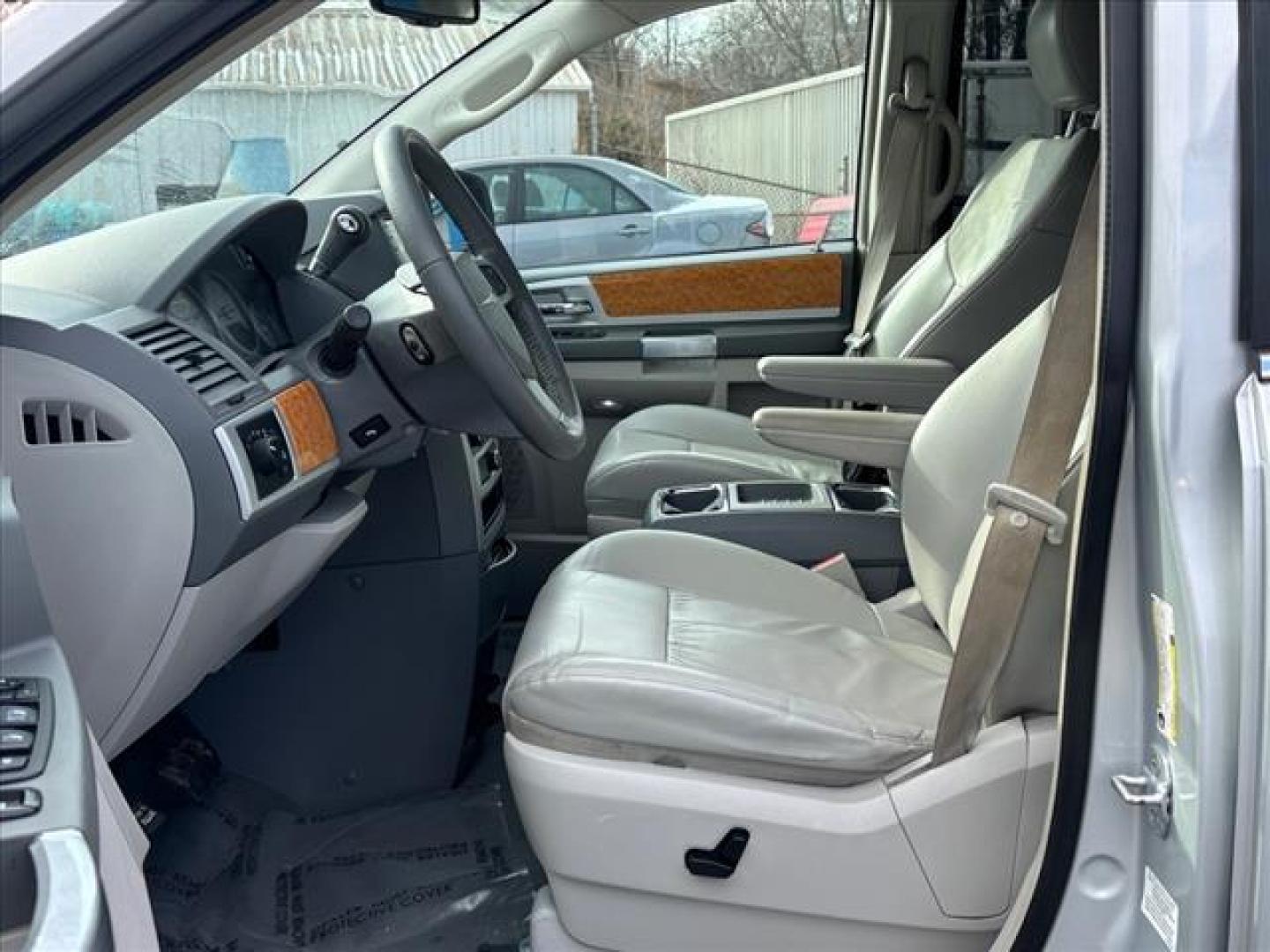 2008 Bright Silver Metallic Chrysler Town and Country Limited (2A8HR64X98R) with an 4.0L 6 Cylinder Fuel Injected engine, Automatic transmission, located at 50 Eastern Blvd., Essex, MD, 21221, (410) 686-3444, 39.304367, -76.484947 - Photo#12