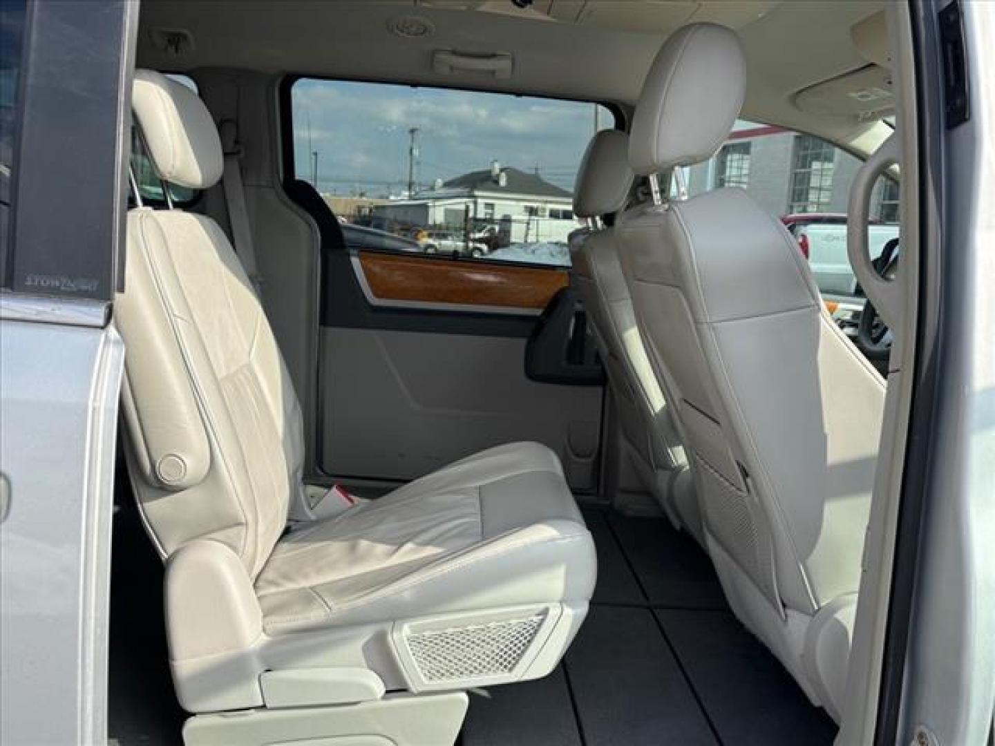 2008 Bright Silver Metallic Chrysler Town and Country Limited (2A8HR64X98R) with an 4.0L 6 Cylinder Fuel Injected engine, Automatic transmission, located at 50 Eastern Blvd., Essex, MD, 21221, (410) 686-3444, 39.304367, -76.484947 - Photo#18