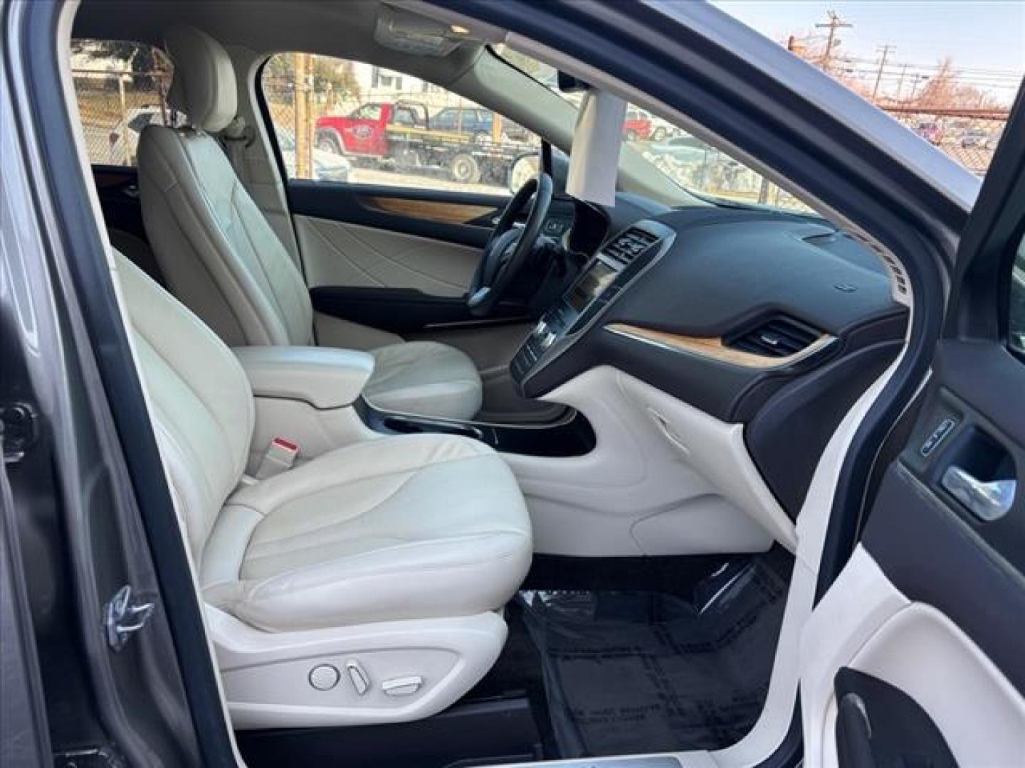 2016 Ingot Silver Lincoln MKC Select (5LMCJ2C98GU) with an 2.0L 4 Cylinder Turbocharged engine, Automatic transmission, located at 50 Eastern Blvd., Essex, MD, 21221, (410) 686-3444, 39.304367, -76.484947 - Photo#16