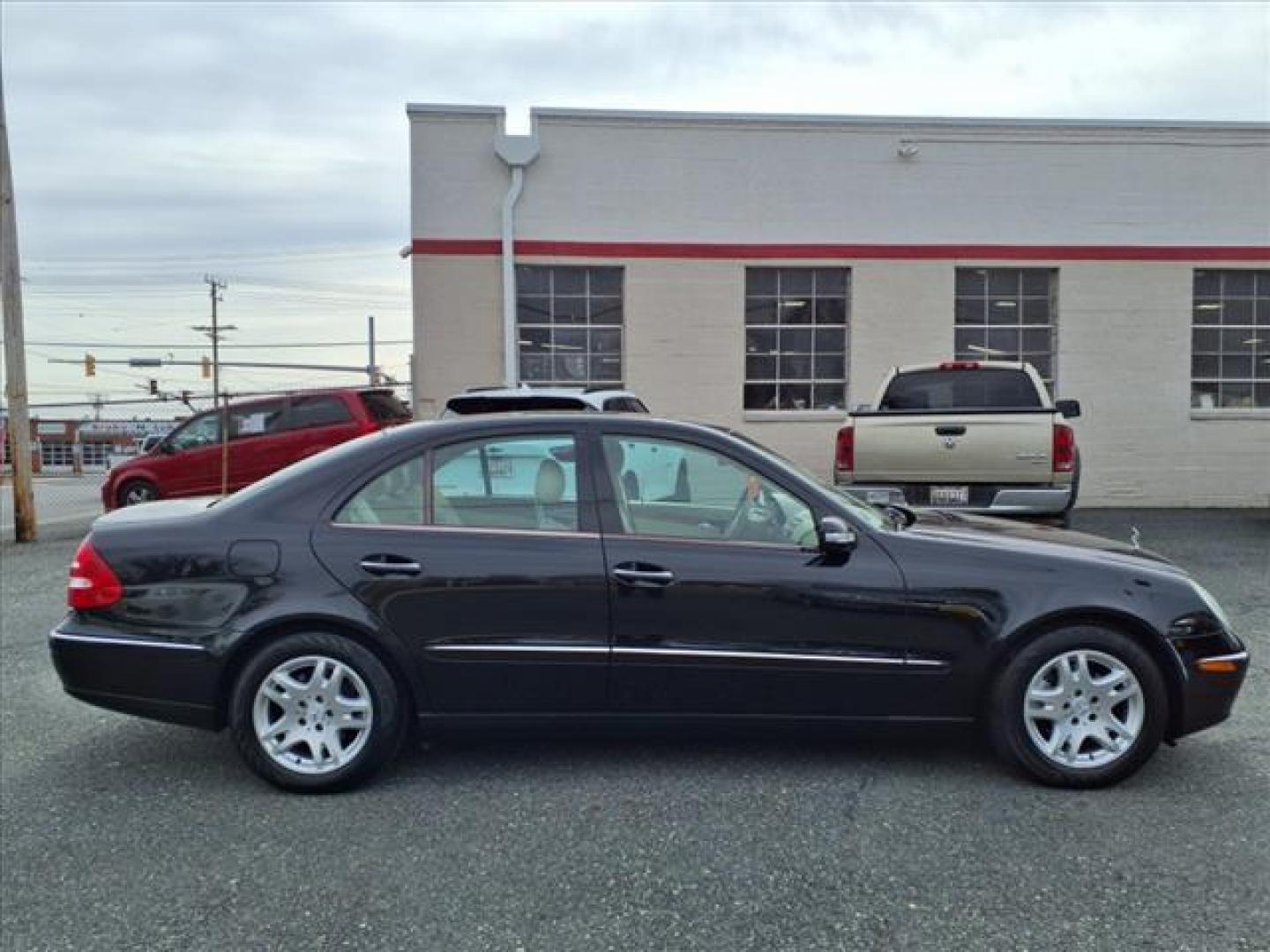 2005 Black 40 Mercedes-Benz E-Class E 320 (WDBUF65J85A) with an 3.2L 6 Cylinder Fuel Injected engine, Automatic transmission, located at 50 Eastern Blvd., Essex, MD, 21221, (410) 686-3444, 39.304367, -76.484947 - Photo#5